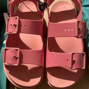 Authentic Gucci Sandles size 39 fits a womens or 8.5 in womens brand new